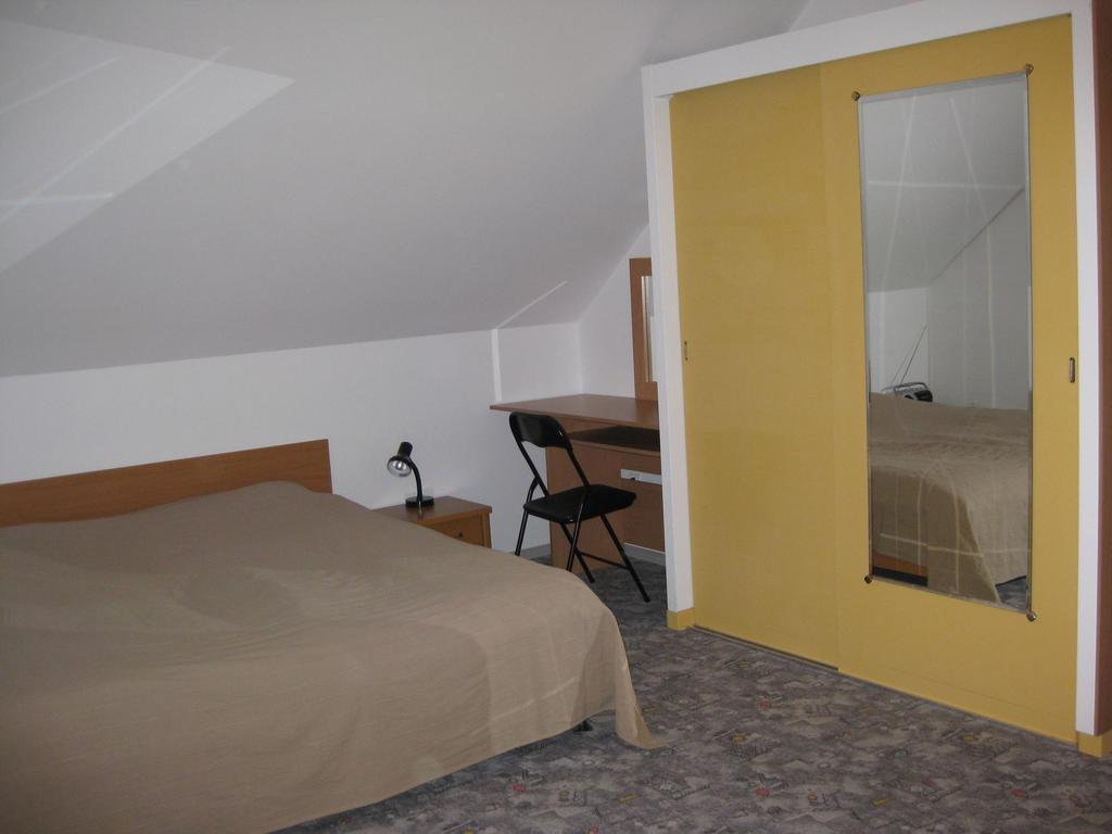 Pokoje Goscinne Pod Palmami Busko-Zdrój Kamer foto